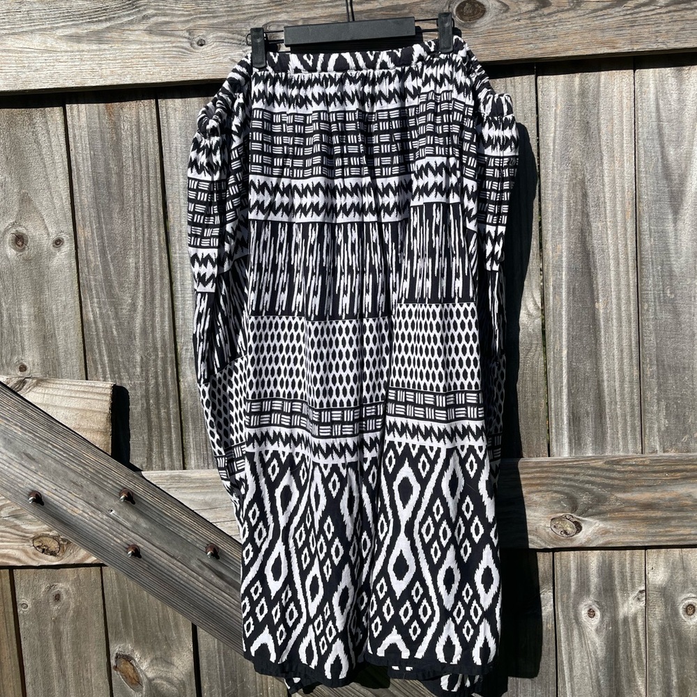 Just Class 100% cotton Black and White Geometric Patterned Skirt Size 2x